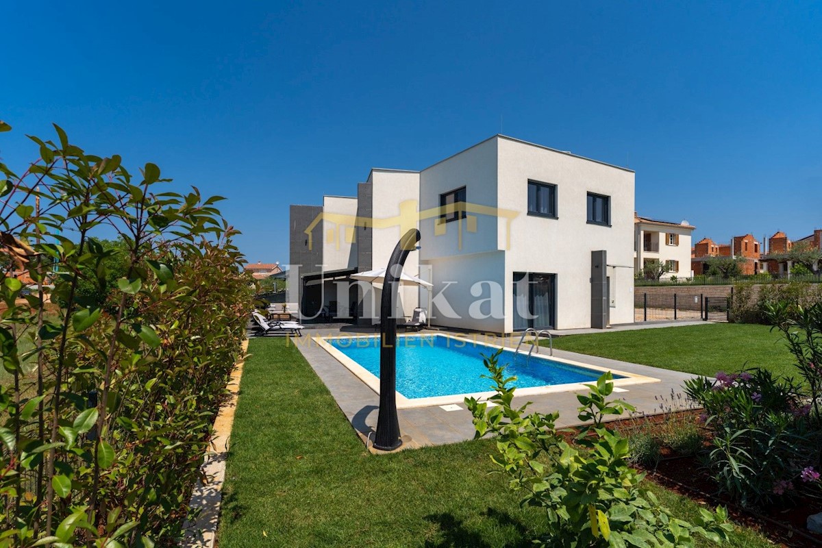 Moderne DHH mit Pool und Meerblick